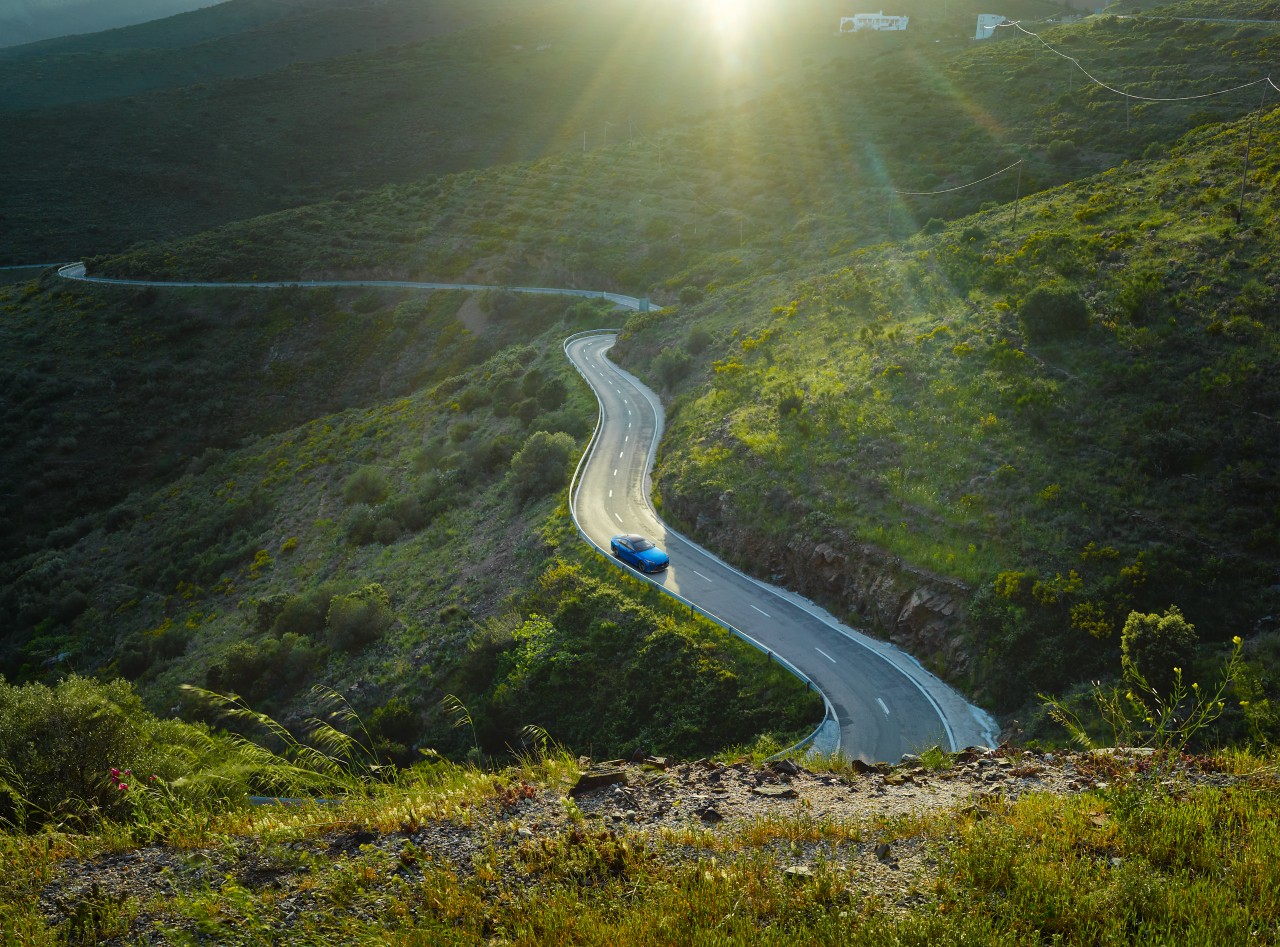 Toyota Mirai kører i landskabet