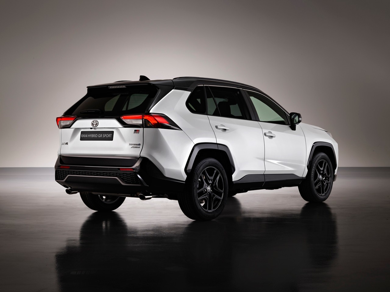 2022_RAV4_HYBRID_GRS_EXT_002