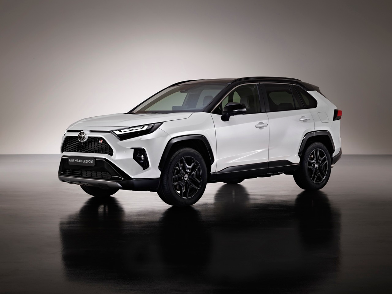 2022_RAV4_HYBRID_GRS_EXT_003