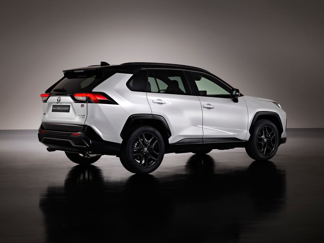 2022_RAV4_HYBRID_GRS_EXT_004