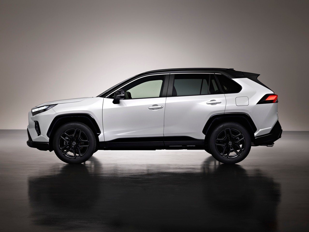 2022_RAV4_HYBRID_GRS_EXT_006