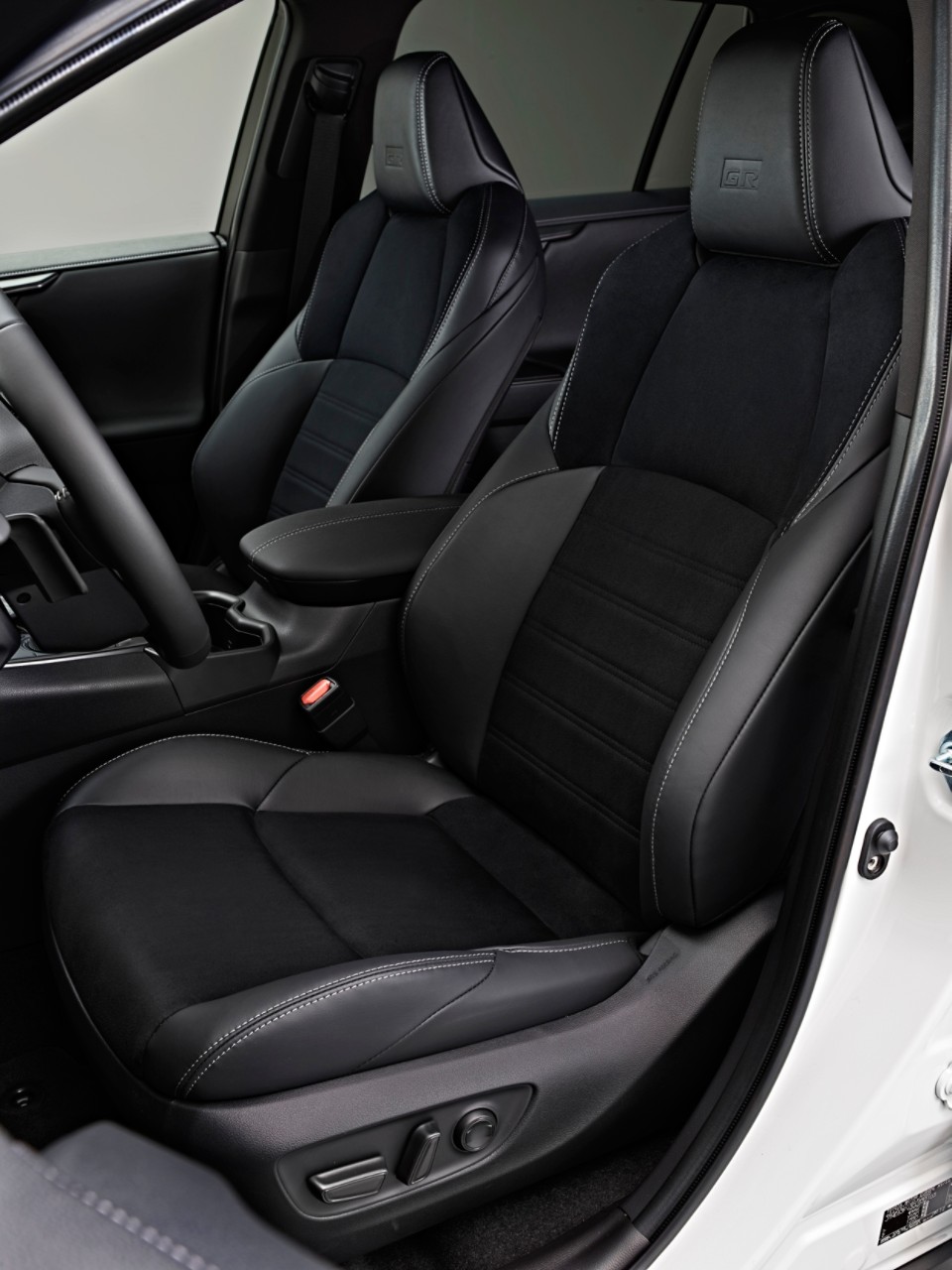 2022_RAV4_HYBRID_GRS_INT_002